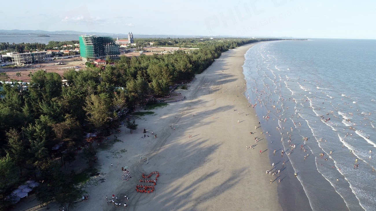 Đ&acirc;y l&agrave; b&atilde;i biển d&agrave;i nhất Việt Nam, vừa xuất hiện quần thể đặc biệt rộng hơn 20 ha: 17km Cong h&igrave;nh v&agrave;nh khuy&ecirc;n, nằm ở địa đầu v&ugrave;ng Đ&ocirc;ng Bắc, được v&iacute; như "n&agrave;ng thơ ngủ qu&ecirc;n" - Ảnh 1.