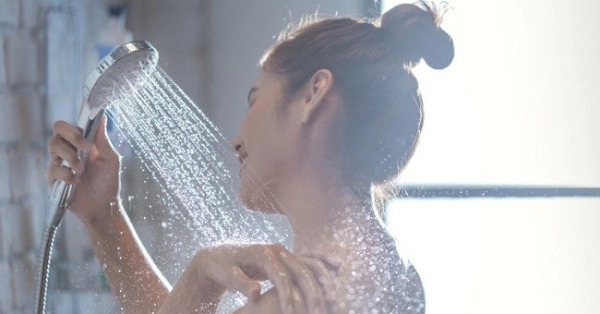 3 th&oacute;i quen tắm cần bỏ ngay - Ảnh 1.