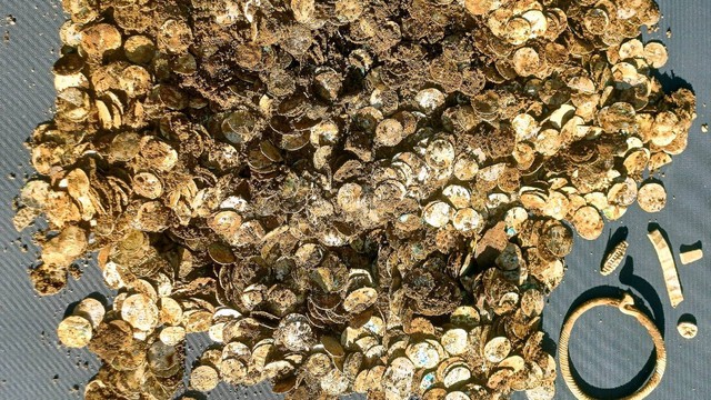 Phát hiện kho bạc nặng 4,5 kg sau hàng thế kỷ nằm dưới lòng đất, người tìm thấy được nhận bao nhiêu tiền?- Ảnh 3.
