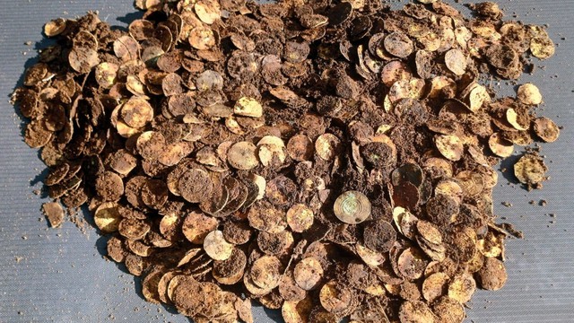 Phát hiện kho bạc nặng 4,5 kg sau hàng thế kỷ nằm dưới lòng đất, người tìm thấy được nhận bao nhiêu tiền?- Ảnh 4.