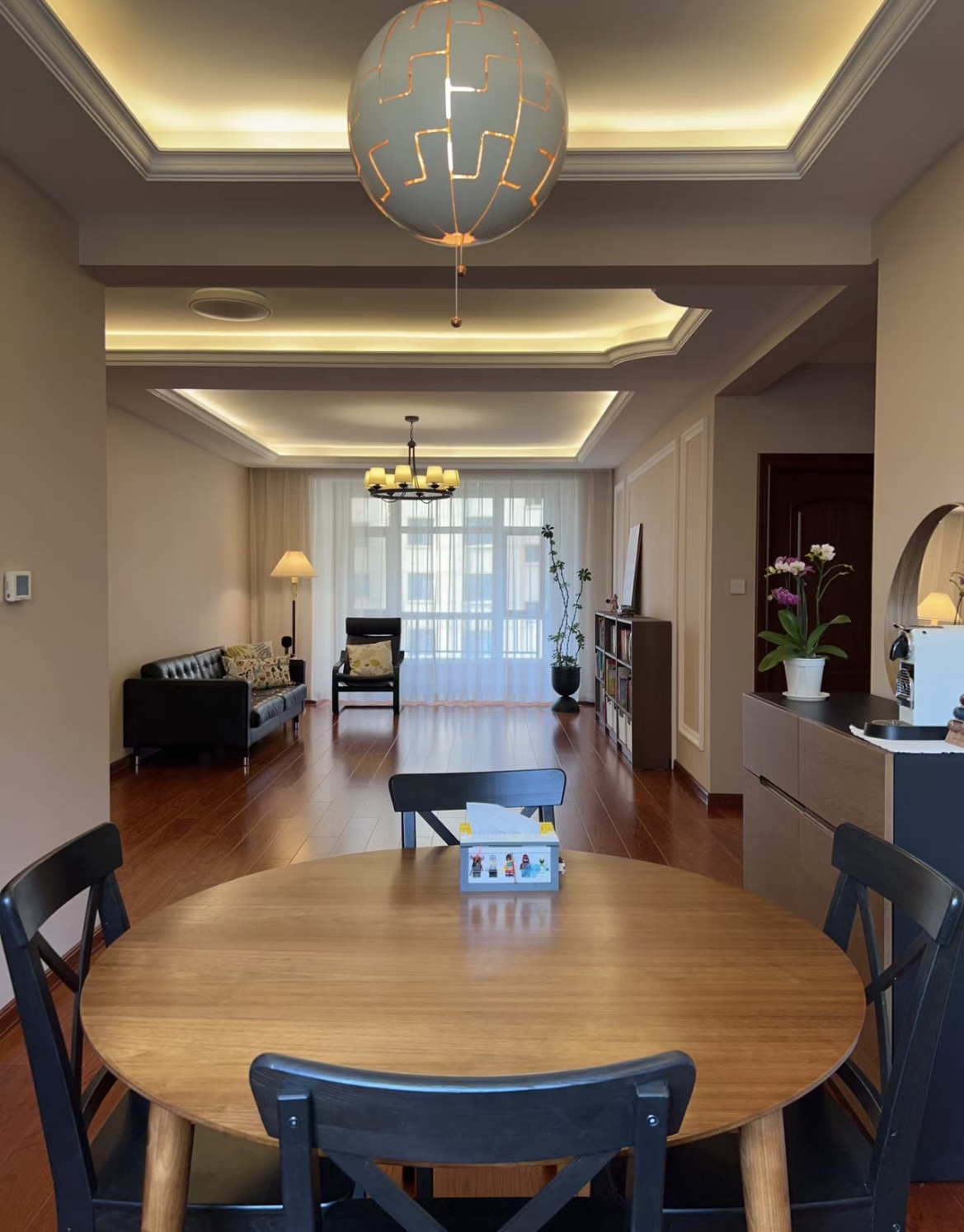 Xem 2 ng&ocirc;i nh&agrave; n&agrave;y mới hiểu v&igrave; sao ng&agrave;y c&agrave;ng nhiều người bỏ sofa, b&agrave;n tr&agrave; v&agrave; kệ tivi- Ảnh 11.