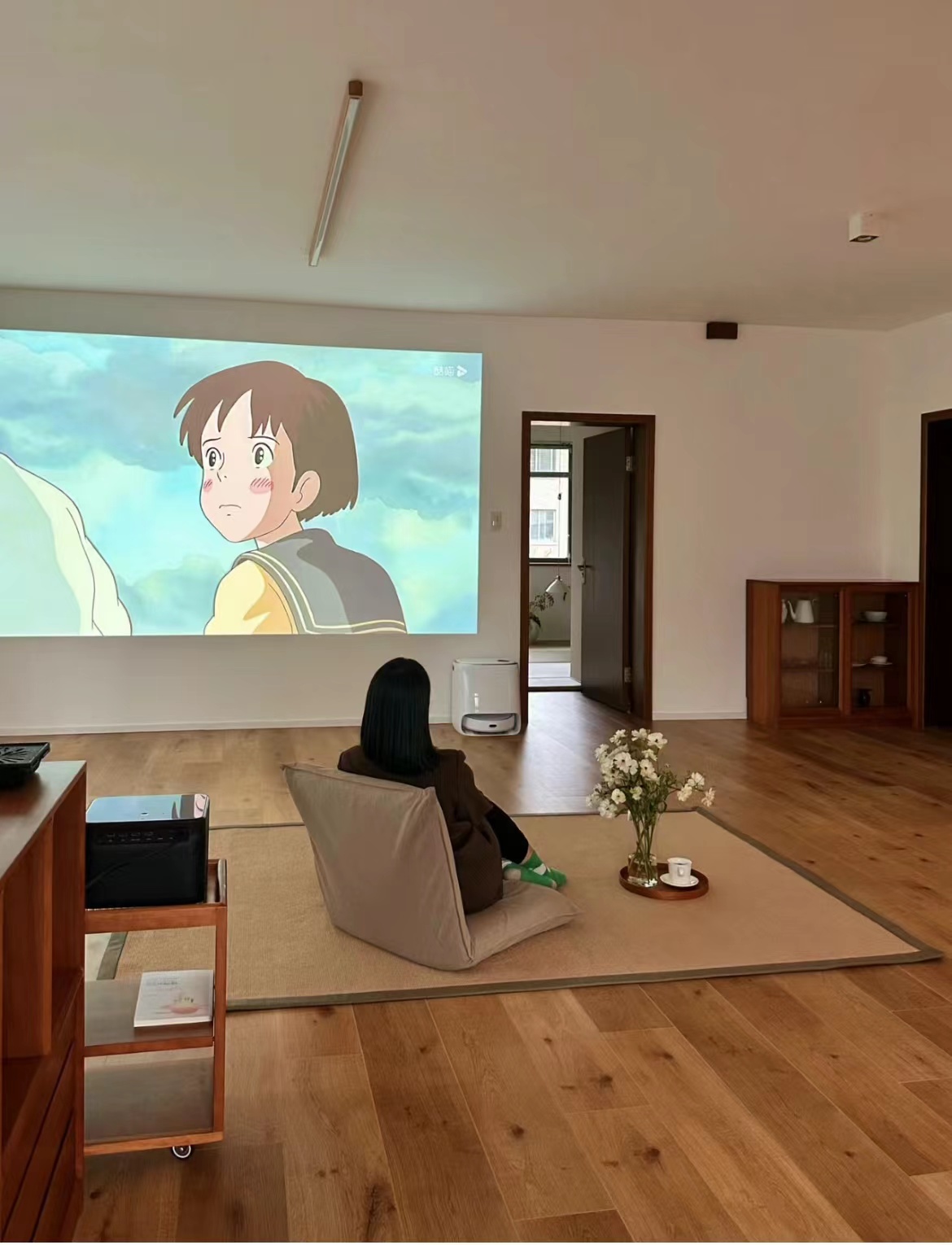 Xem 2 ng&ocirc;i nh&agrave; n&agrave;y mới hiểu v&igrave; sao ng&agrave;y c&agrave;ng nhiều người bỏ sofa, b&agrave;n tr&agrave; v&agrave; kệ tivi- Ảnh 3.