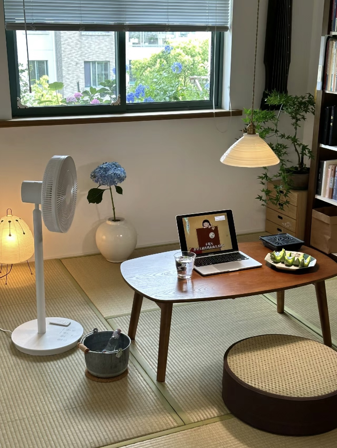 Xem 2 ng&ocirc;i nh&agrave; n&agrave;y mới hiểu v&igrave; sao ng&agrave;y c&agrave;ng nhiều người bỏ sofa, b&agrave;n tr&agrave; v&agrave; kệ tivi- Ảnh 8.