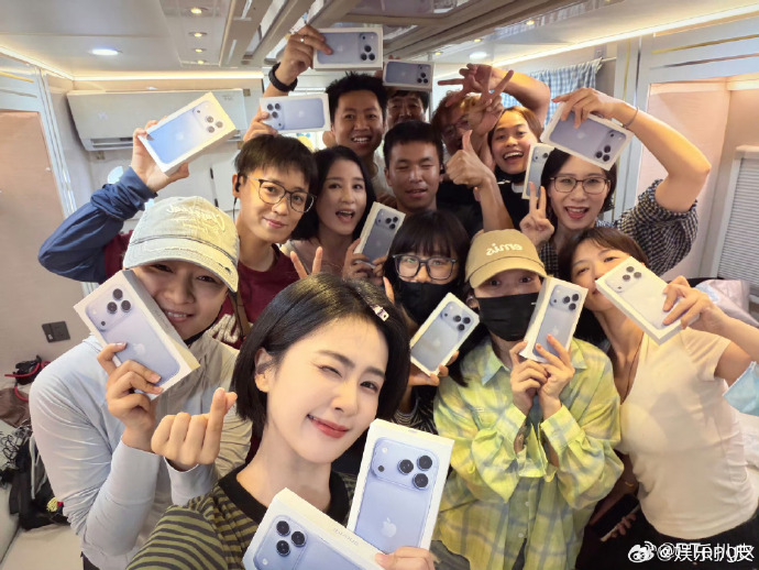 Ngọc nữ Running Man chi gần 900 triệu đồng để tậu hơn chục chiếc iPhone 18 Pro Max tặng nhân viên- Ảnh 1.
