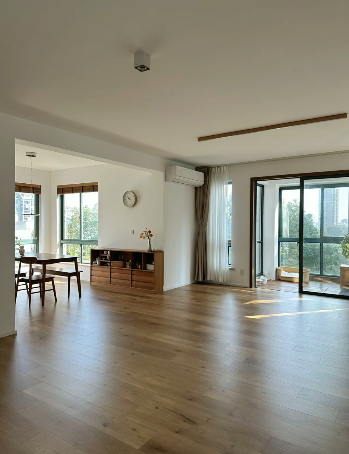Xem 2 ng&ocirc;i nh&agrave; n&agrave;y mới hiểu v&igrave; sao ng&agrave;y c&agrave;ng nhiều người bỏ sofa, b&agrave;n tr&agrave; v&agrave; kệ tivi- Ảnh 2.