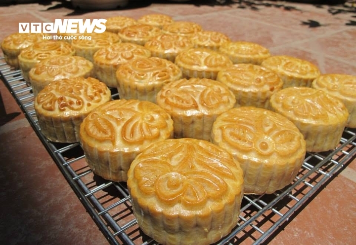 Một chiếc b&aacute;nh trung thu c&oacute; thể chứa năng lượng tương đương 5 b&aacute;t cơm- Ảnh 1.