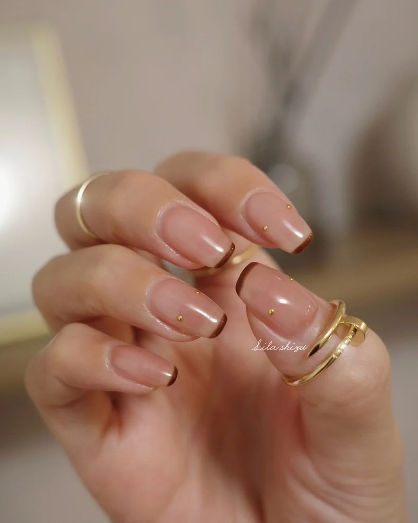 Nail màu cà phê là lựa chọn “chân ái” của mùa thu 2026: Đẹp tinh tế kiểu old money- Ảnh 1.