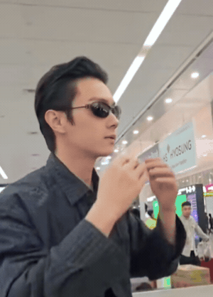 "Hot boy đẹp nhất Tử Cấm Thành" Hứa Khải đổ bộ Tân Sơn Nhất: Visual đời thực vừa soái vừa ngầu không chỗ chê- Ảnh 1.