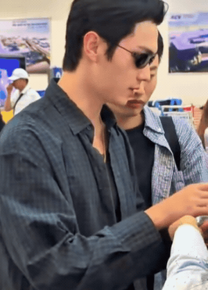 "Hot boy đẹp nhất Tử Cấm Thành" Hứa Khải đổ bộ Tân Sơn Nhất: Visual đời thực vừa soái vừa ngầu không chỗ chê- Ảnh 2.