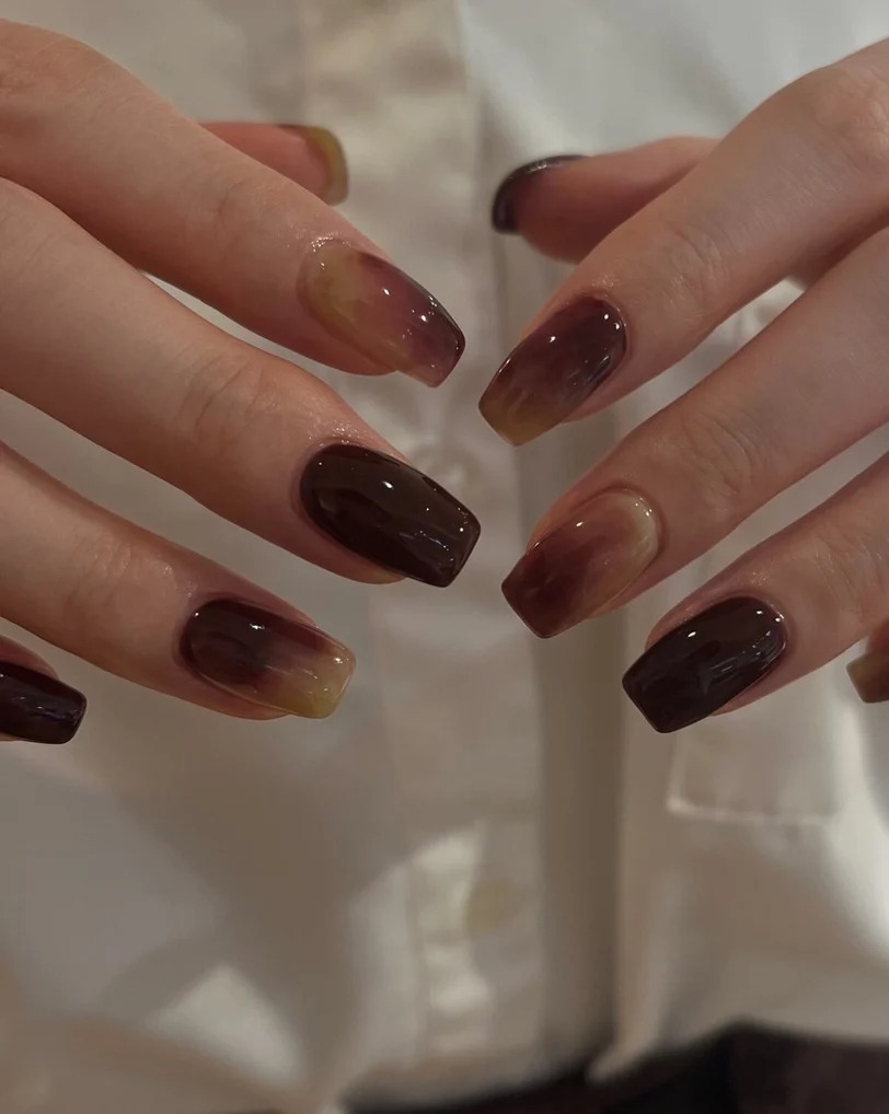 Nail màu cà phê là lựa chọn “chân ái” của mùa thu 2026: Đẹp tinh tế kiểu old money- Ảnh 6.