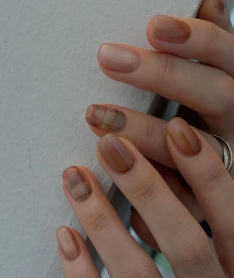 Nail màu cà phê là lựa chọn “chân ái” của mùa thu 2026: Đẹp tinh tế kiểu old money- Ảnh 7.
