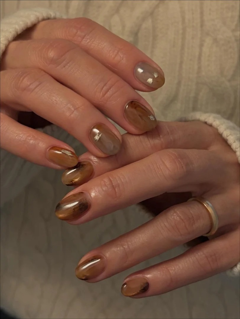 Nail màu cà phê là lựa chọn “chân ái” của mùa thu 2026: Đẹp tinh tế kiểu old money- Ảnh 9.