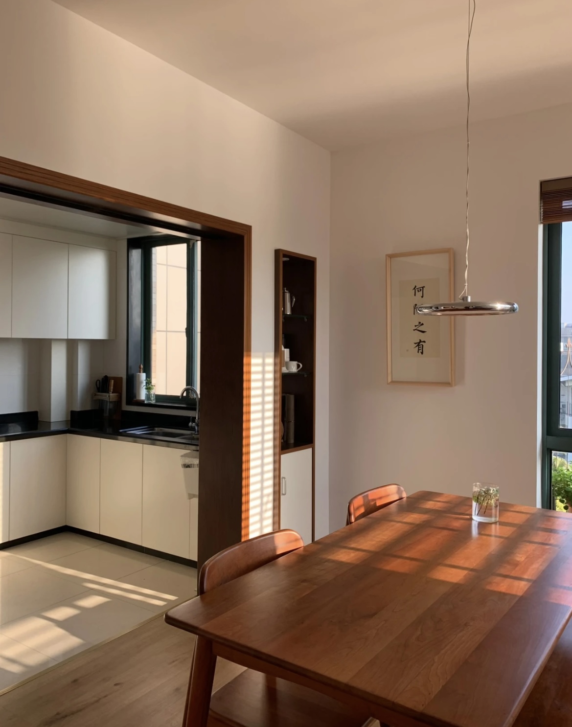 Xem 2 ng&ocirc;i nh&agrave; n&agrave;y mới hiểu v&igrave; sao ng&agrave;y c&agrave;ng nhiều người bỏ sofa, b&agrave;n tr&agrave; v&agrave; kệ tivi- Ảnh 5.