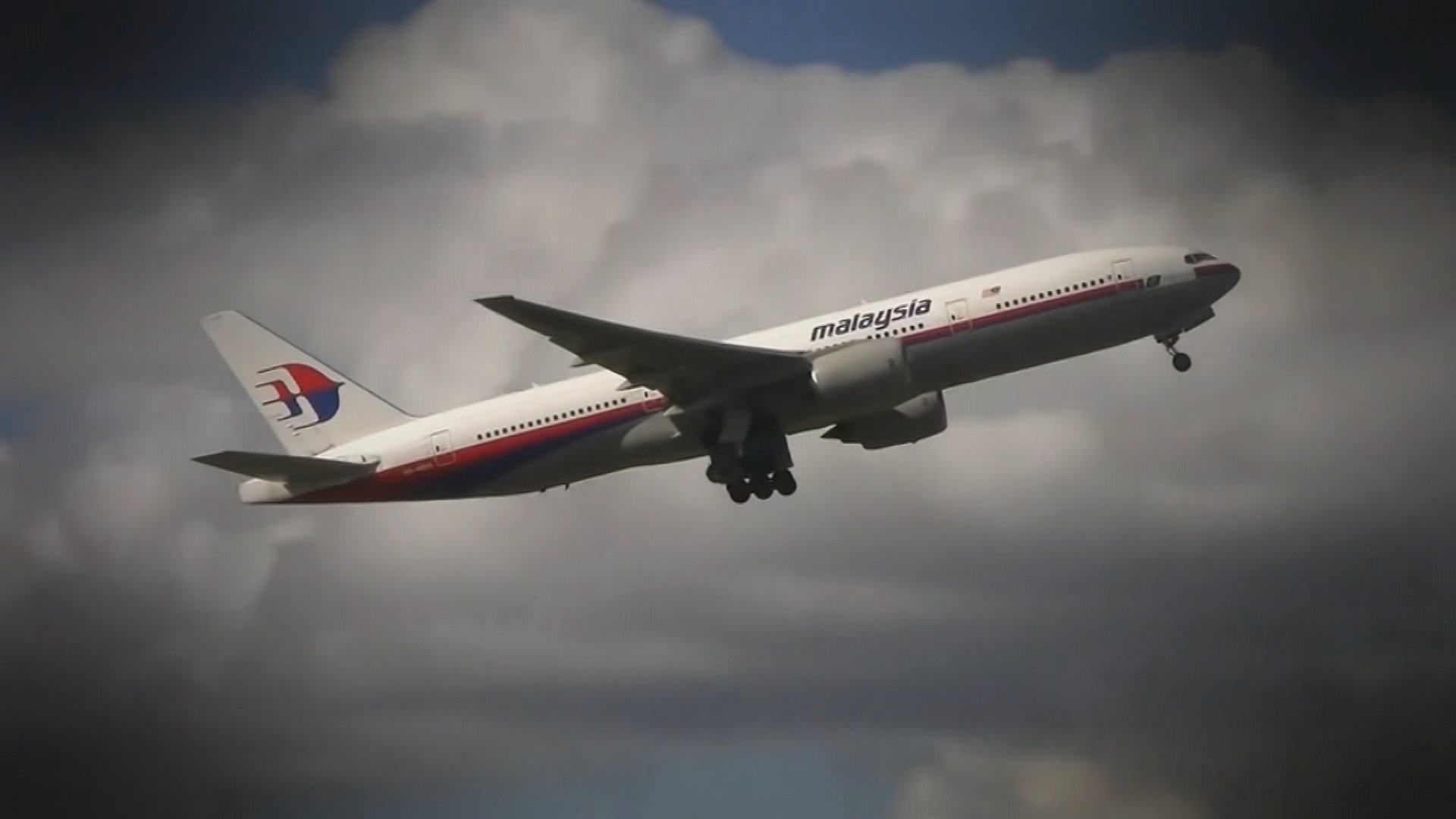 B&aacute;o c&aacute;o 495 trang h&eacute; lộ tung t&iacute;ch của m&aacute;y bay MH370: Nhiều mảnh vỡ đ&atilde; được t&igrave;m thấy- Ảnh 1.