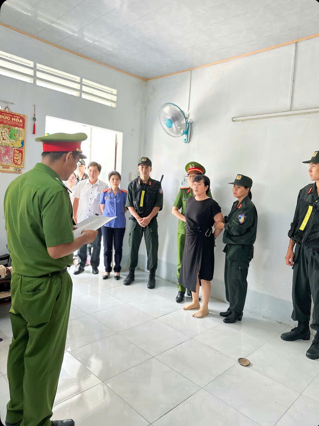 Thi h&agrave;nh lệnh bắt tạm giam Facebooker Nguyễn Thị Ch&acirc;u SN 1968 - Ảnh 2.