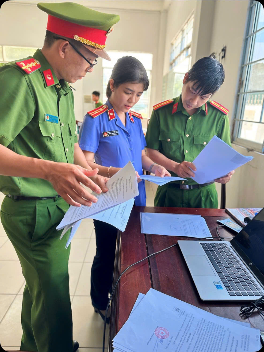 Thi h&agrave;nh lệnh bắt tạm giam Facebooker Nguyễn Thị Ch&acirc;u SN 1968 - Ảnh 3.