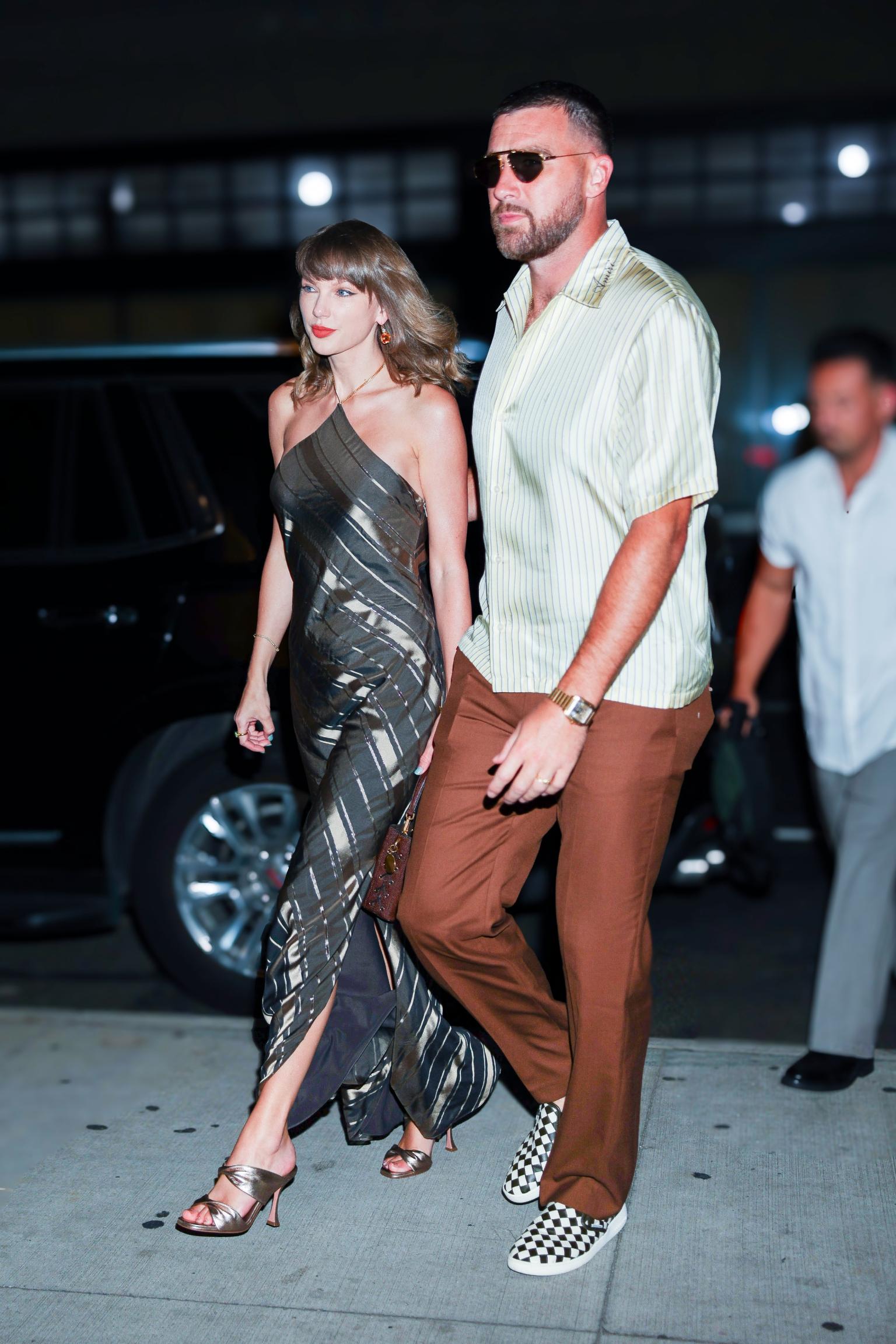Viral khoảnh khắc Taylor Swift "flex" nhẫn kim cương triệu đ&ocirc; ngay tr&ecirc;n s&acirc;n b&oacute;ng, tự h&agrave;o khoe "Chồng chị đ&oacute;!"- Ảnh 4.