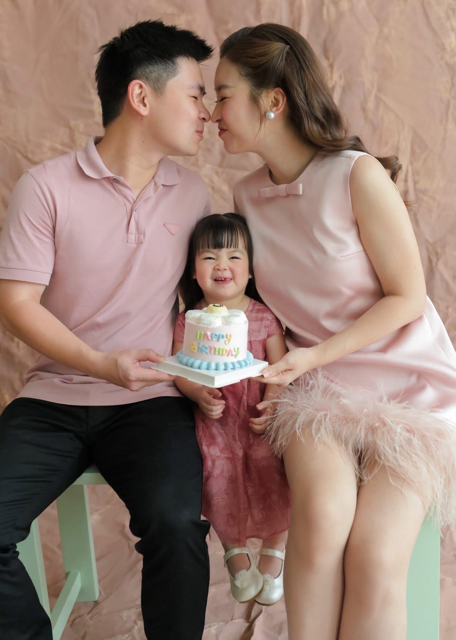 Ch&aacute;u g&aacute;i của "bầu Hiển" mới 3 tuổi đ&atilde; m&ecirc; tr&aacute;i b&oacute;ng tr&ograve;n, gương mặt "copy paste" từ bố chủ tịch, đủ thấy gen nội trội thế n&agrave;o!- Ảnh 2.