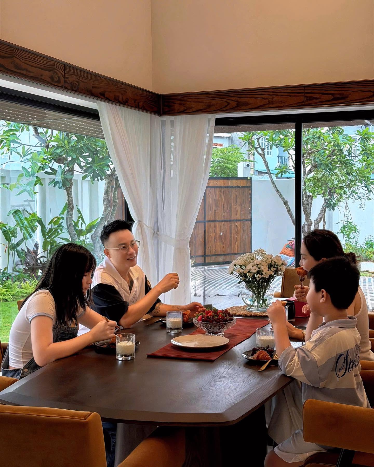 Nam nghệ sĩ Việt cưới vợ miền T&acirc;y, sở hữu biệt thự nh&agrave; vườn rộng 500m&sup2; - Ảnh 13.