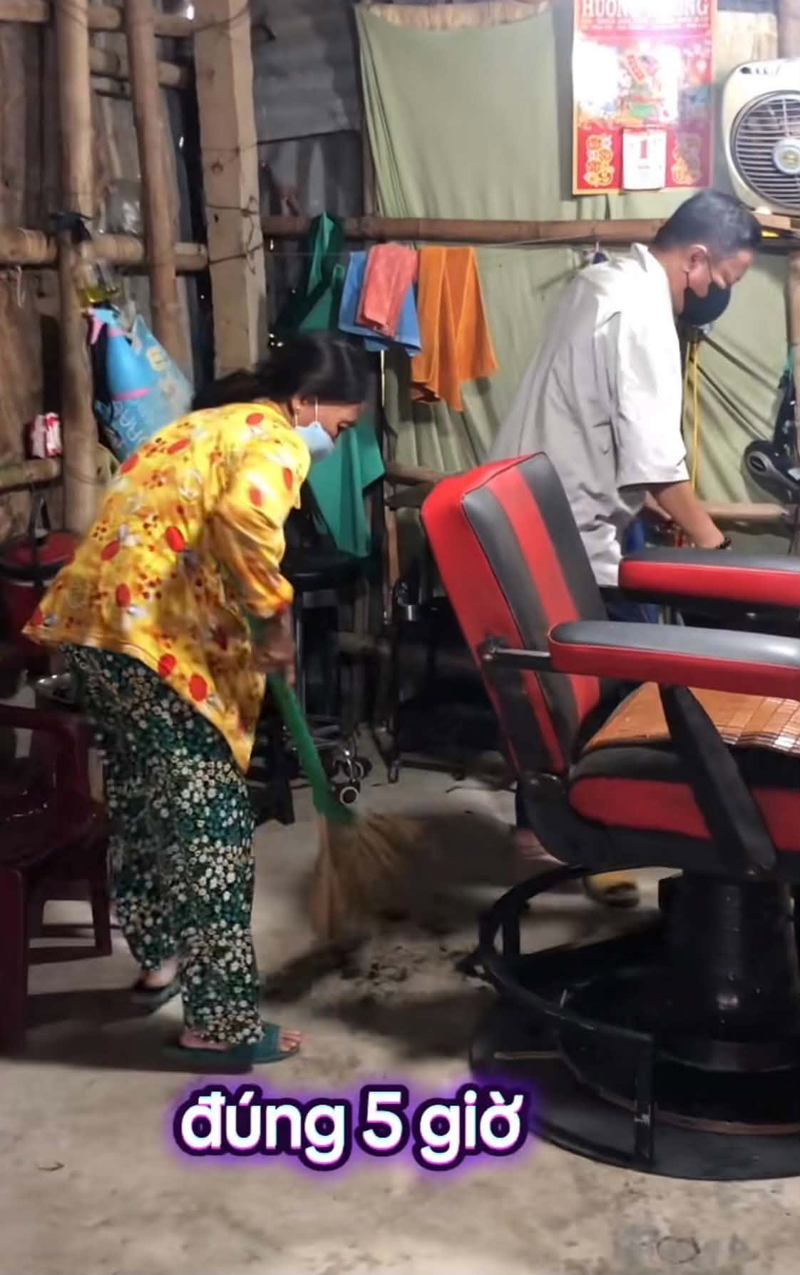 Mẹ 78 tuổi ng&agrave;y ng&agrave;y đạp xe đến tiệm hớt t&oacute;c của con trai h&uacute;t 1,9 triệu lượt xem, x&uacute;c động l&yacute; do ph&iacute;a sau- Ảnh 1.