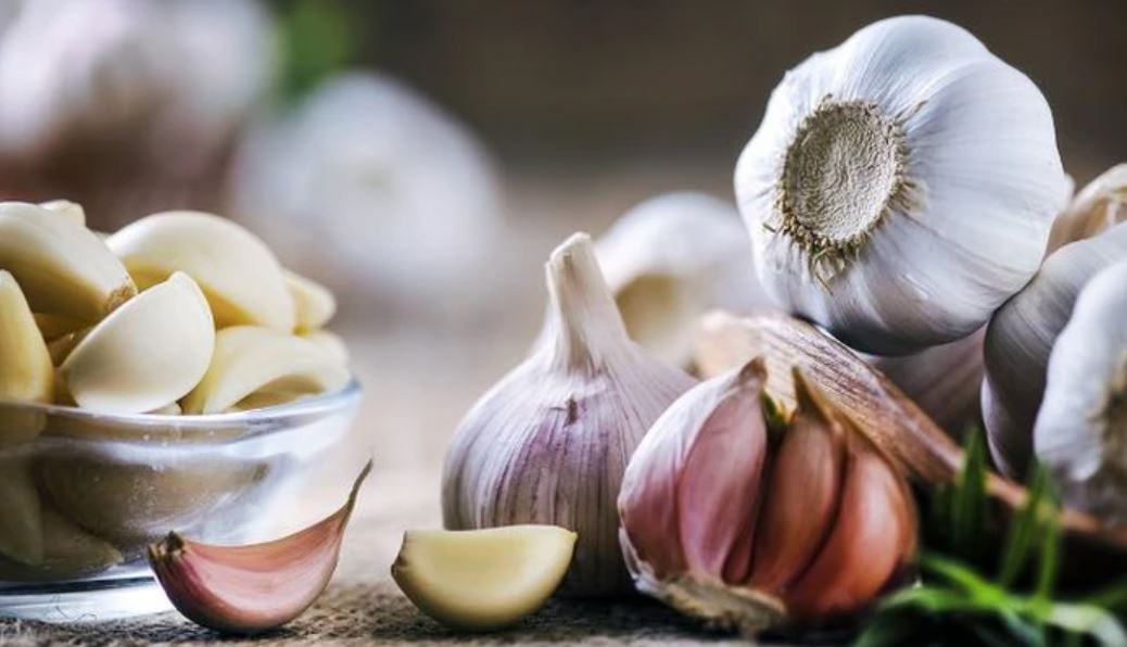 9 loại thực phẩm quen thuộc gi&uacute;p tăng sức đề kh&aacute;ng, nhiều nh&agrave; c&oacute; sẵn - Ảnh 1.