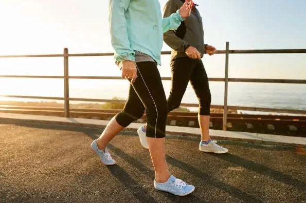 Bị gout, đi bộ mỗi ng&agrave;y c&oacute; gi&uacute;p hạ axit uric? - Ảnh 1.