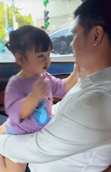Ch&aacute;u g&aacute;i của "bầu Hiển" mới 3 tuổi đ&atilde; m&ecirc; tr&aacute;i b&oacute;ng tr&ograve;n, gương mặt "copy paste" từ bố chủ tịch, đủ thấy gen nội trội thế n&agrave;o!- Ảnh 8.