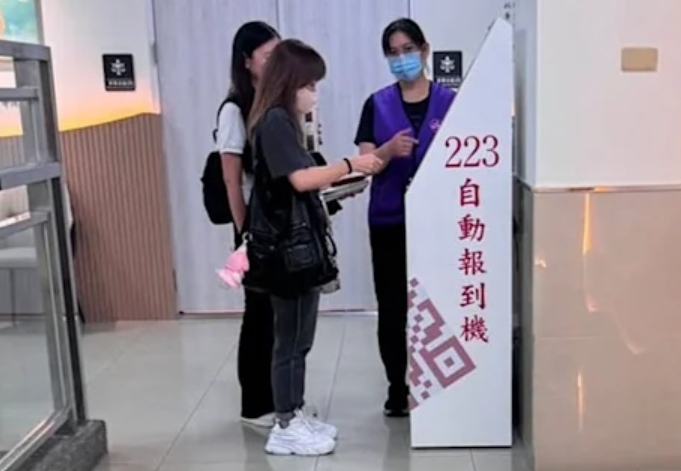 Vô tình bắt gặp nữ diễn viên M. tới tòa án ly hôn sau 7 năm cưới, nguyên nhân đổ vỡ do chồng cô đập phá đồ đạc- Ảnh 1.