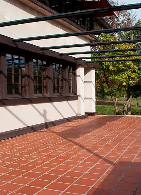 Tại sao gạch đỏ ng&agrave;y c&agrave;ng &iacute;t được sử dụng để l&aacute;t s&acirc;n? C&oacute; 3 lựa chọn thay thế với nhiều ưu điểm hơn hẳn- Ảnh 1.