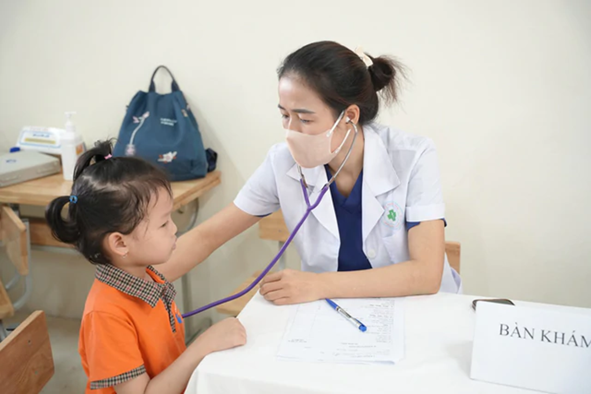 Bộ Y tế đẩy mạnh kh&aacute;m s&agrave;ng lọc, số h&oacute;a dữ liệu sức khỏe học đường - Ảnh 1.