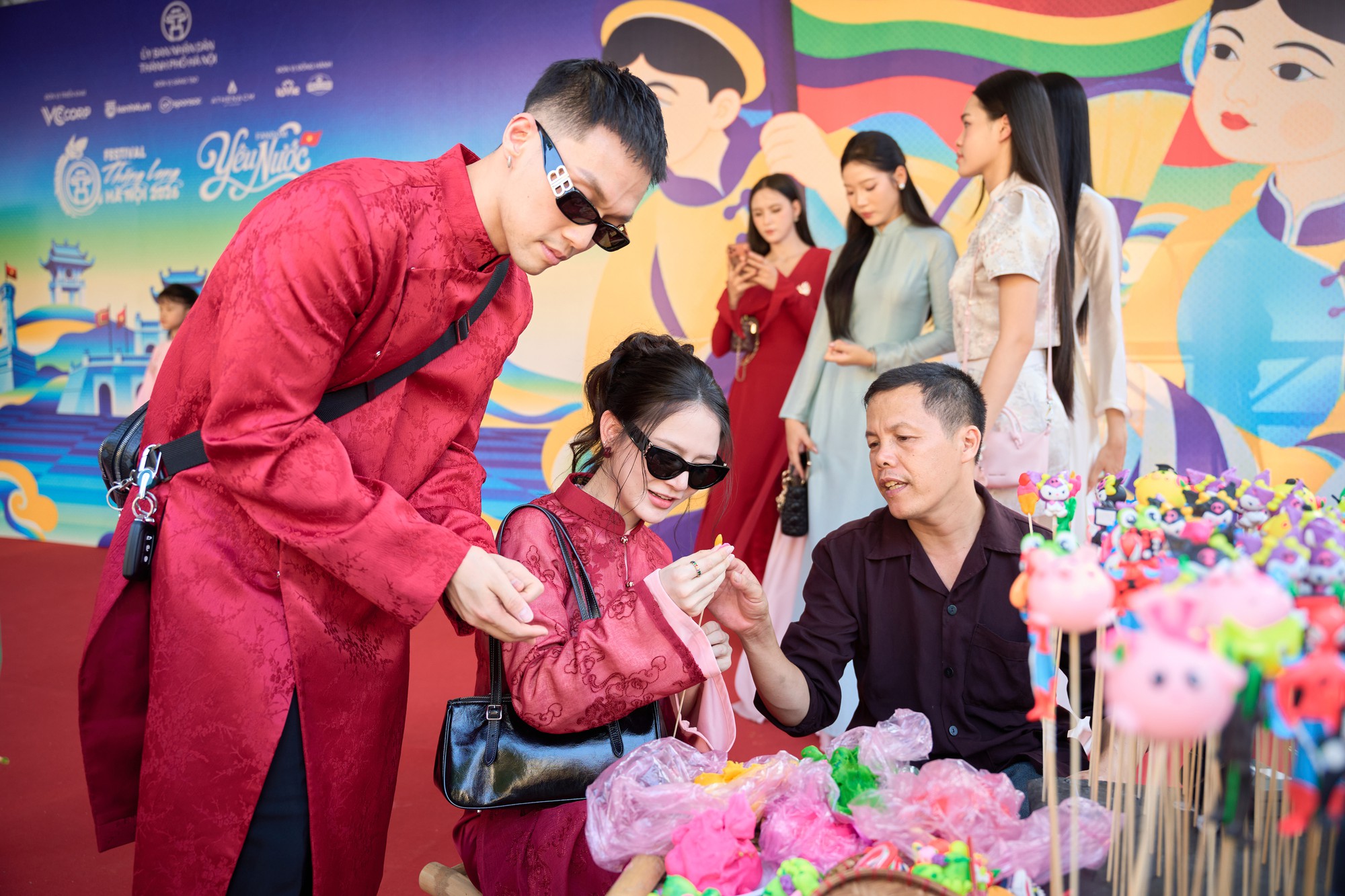 Nhìn lại 2 ngày cuối tuần tại Booth Fandom Yêu Nước: Dàn KOL đổ bộ, Văn Mai Hương - Đỗ Hoàng Hiệp giao lưu cực nhiệt- Ảnh 2.