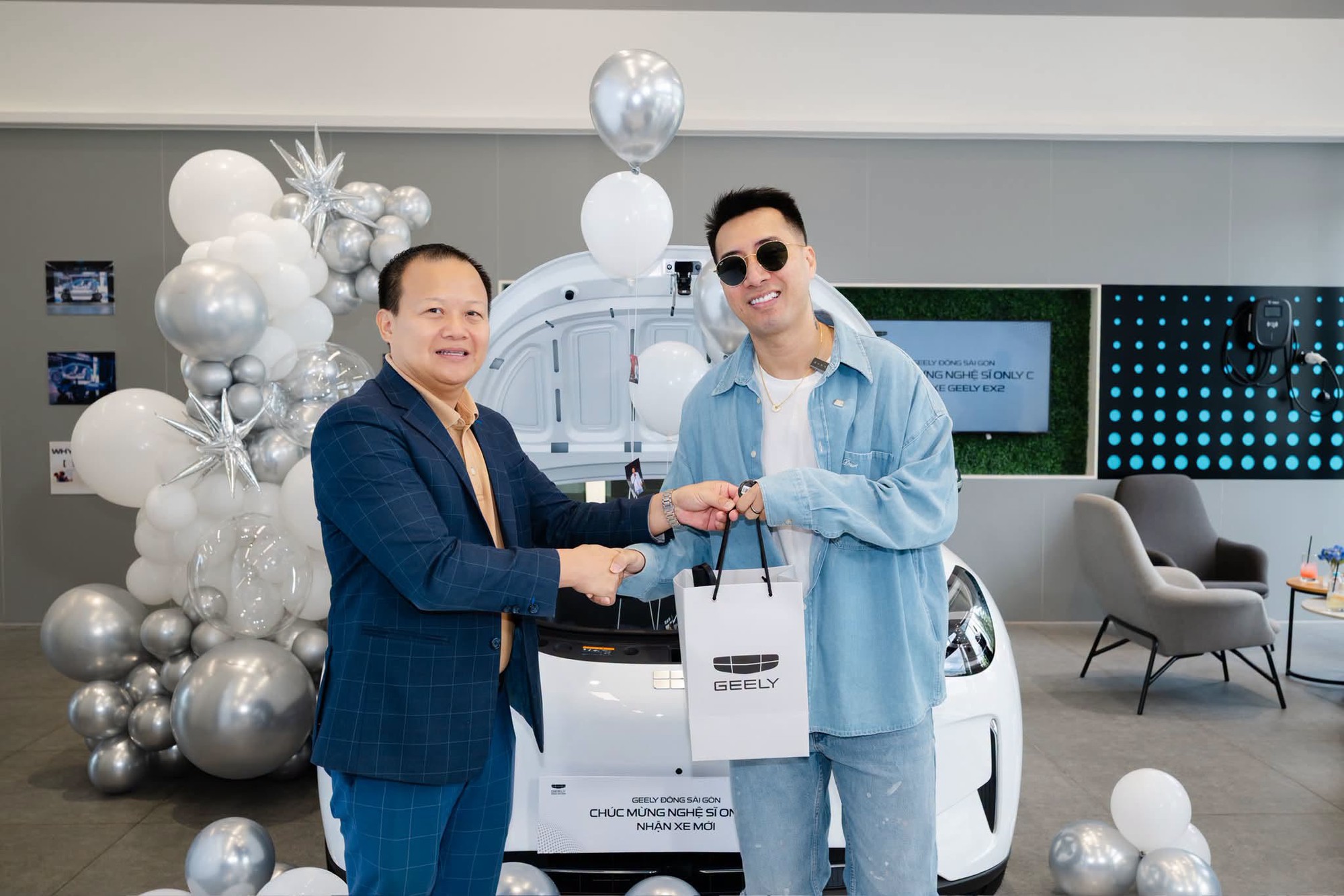 Chỉ mất 5 phút để chốt xe, Only C “chê” gì sau một tháng sử dụng Geely EX2? - Ảnh 1.