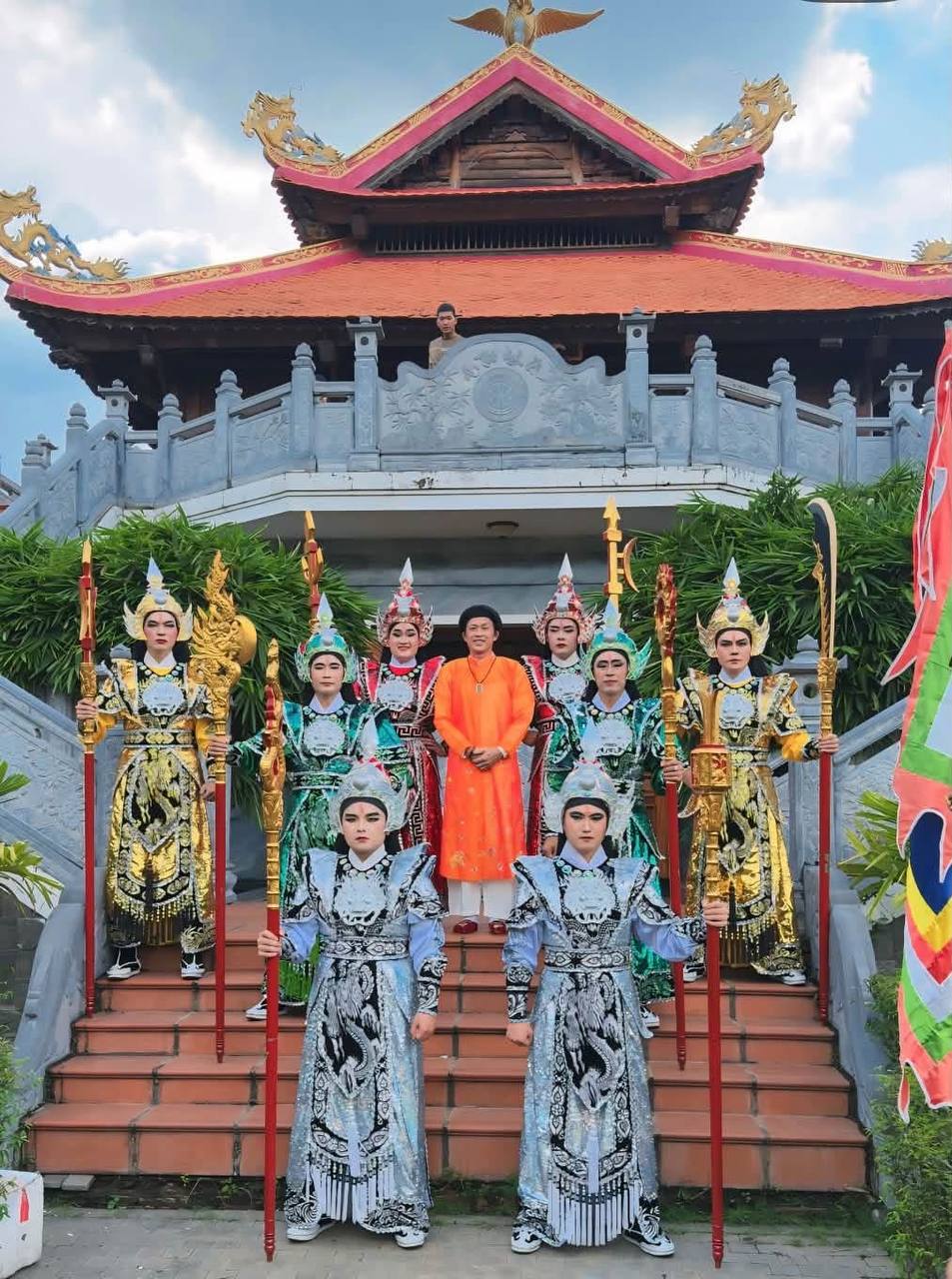 Nghệ sĩ Hoài Linh chủ trì thực hiện nghi lễ, dàn sao Việt tề tựu tại đền thờ 100 tỷ - Ảnh 1.