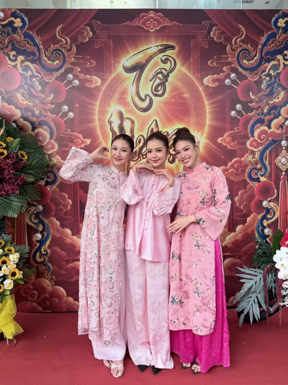 Nghệ sĩ Hoài Linh chủ trì thực hiện nghi lễ, dàn sao Việt tề tựu tại đền thờ 100 tỷ - Ảnh 9.