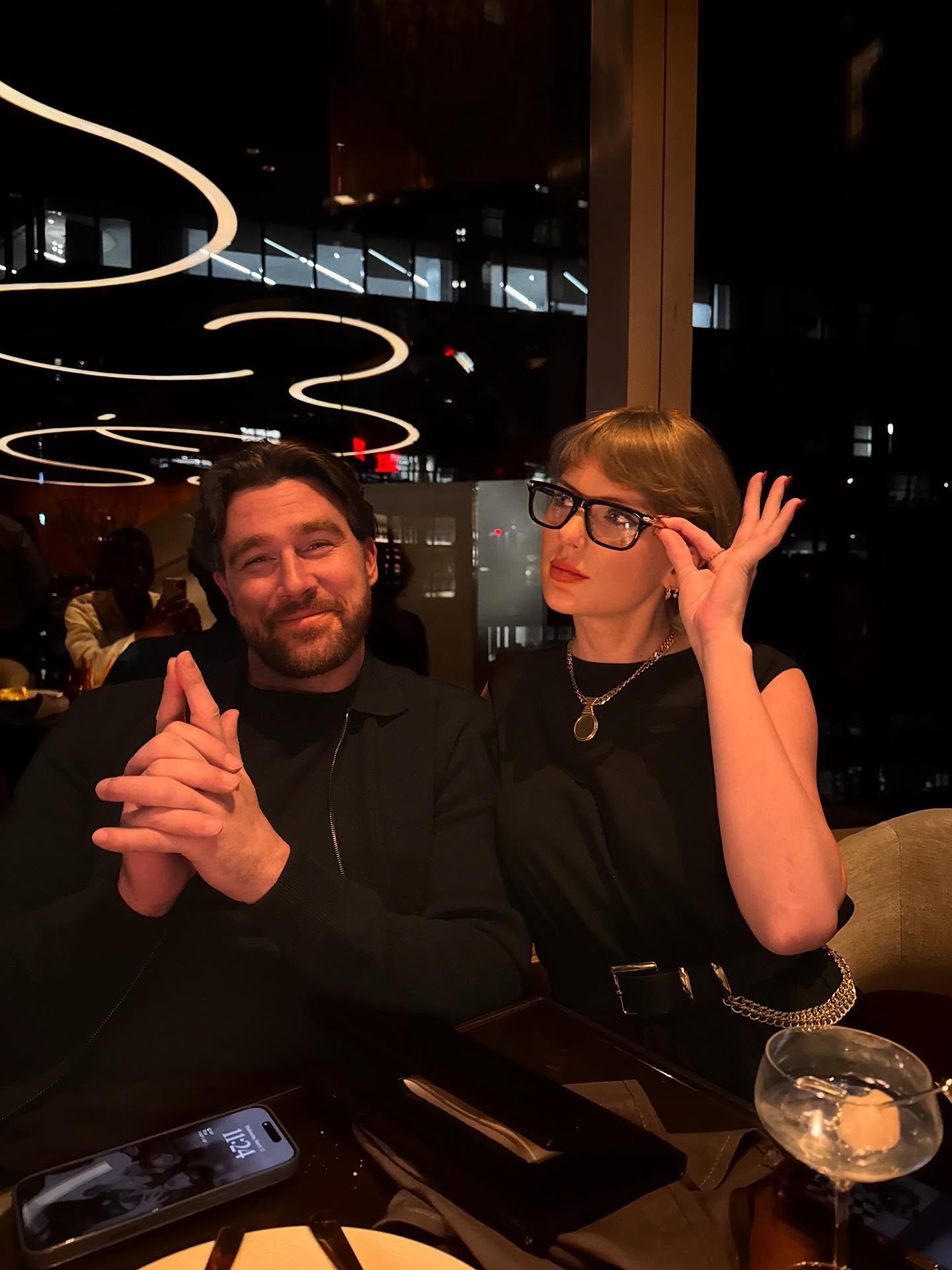 Viral khoảnh khắc Taylor Swift "flex" nhẫn kim cương triệu đ&ocirc; ngay tr&ecirc;n s&acirc;n b&oacute;ng, tự h&agrave;o khoe "Chồng chị đ&oacute;!"- Ảnh 5.