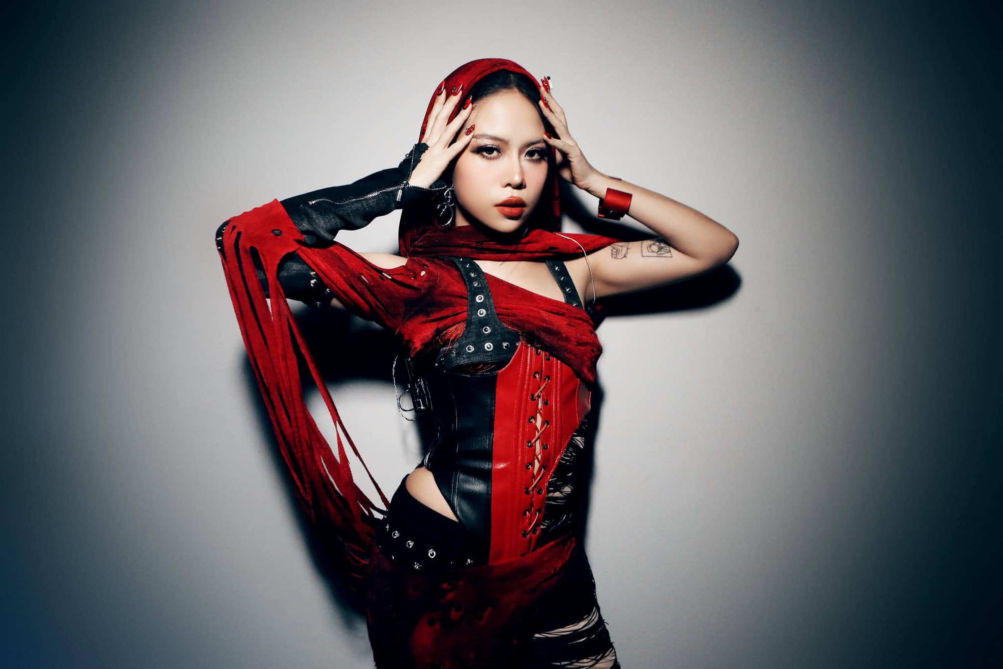 Nữ ca sĩ xuất th&acirc;n chuy&ecirc;n Amsterdam H&agrave; Nội thi Đại học đỗ trường Y, đi h&aacute;t&nbsp;c&oacute; album được quốc tế ca ngợi- Ảnh 4.