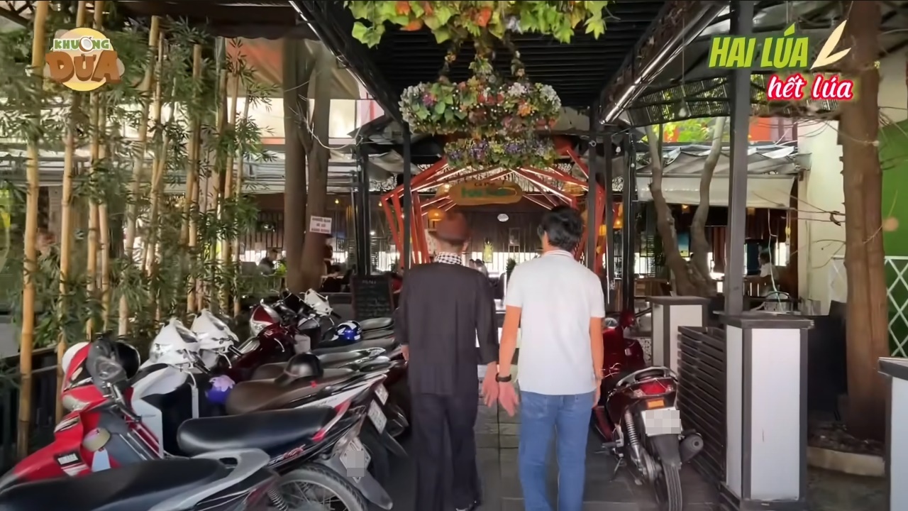 Nam NSND đ&igrave;nh đ&aacute;m bỏ TP.HCM về b&aacute;n c&agrave; ph&ecirc;, đồ ăn s&aacute;ng ở đường Nguyễn Trung Trực, An Giang- Ảnh 4.