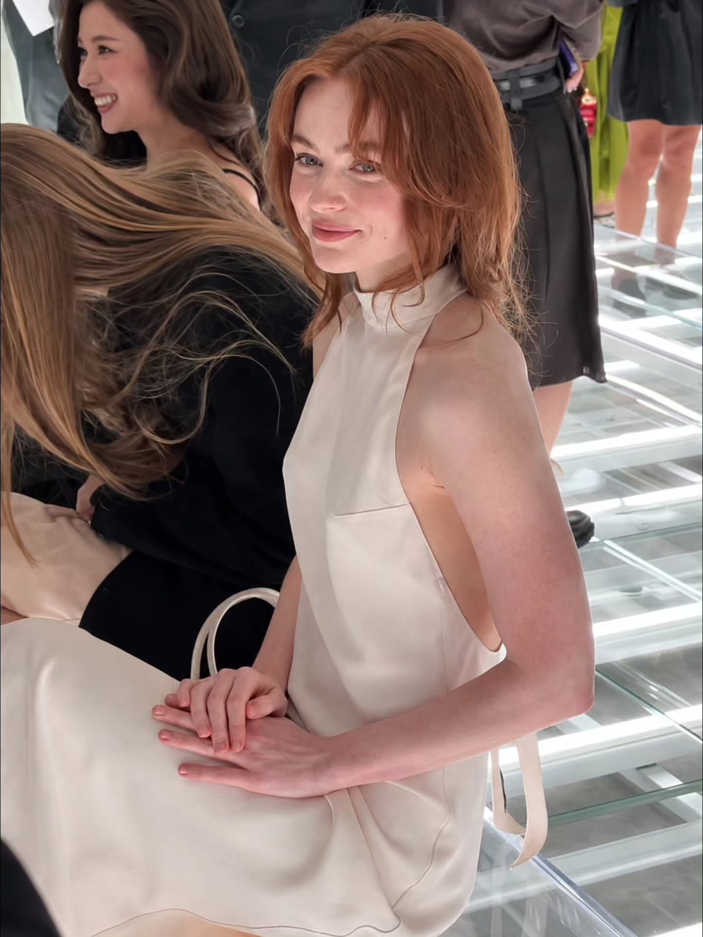 "Bạch Tuyết t&oacute;c đỏ" xuất hiện g&acirc;y sốt show Prada: Visual được v&iacute; như Lindsay Lohan thời trẻ- Ảnh 4.