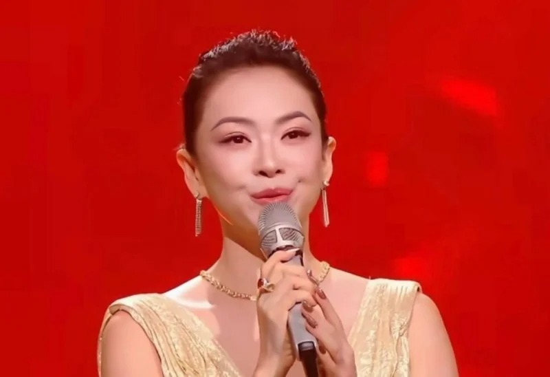 Chương Tử Di mặt mũi sưng phồng đến mức mở mắt kh&ocirc;ng nổi tr&ecirc;n s&oacute;ng truyền h&igrave;nh- Ảnh 1.