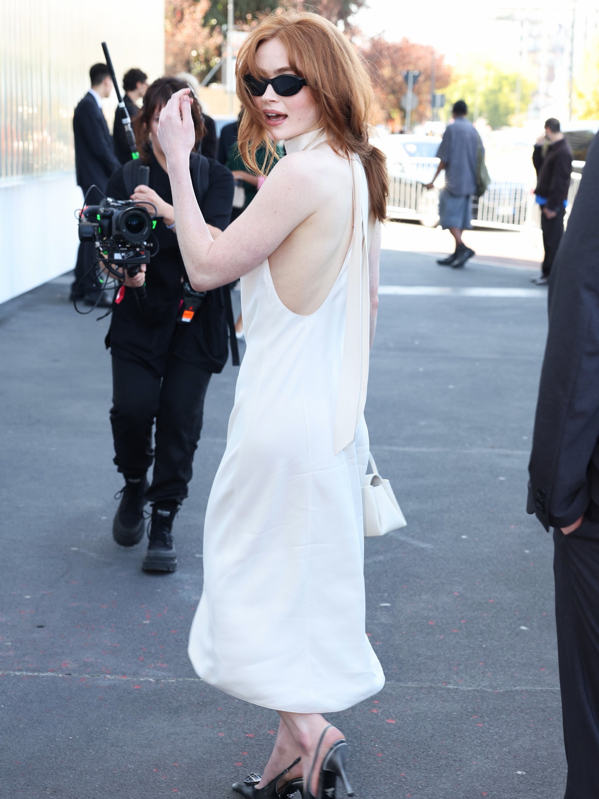 "Bạch Tuyết t&oacute;c đỏ" xuất hiện g&acirc;y sốt show Prada: Visual được v&iacute; như Lindsay Lohan thời trẻ- Ảnh 1.