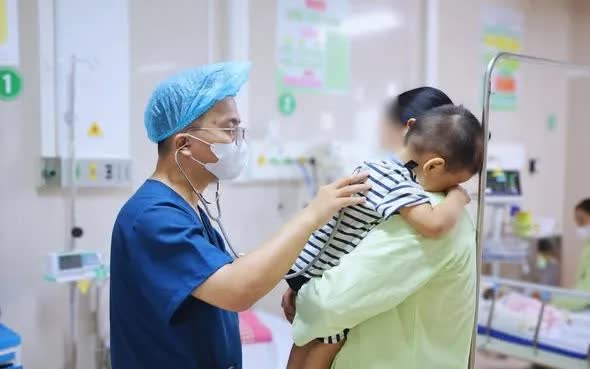 Cảnh b&aacute;o: Trẻ 2 tuổi thiếu m&aacute;u nặng sau khi ăn l&aacute; lộc mại chữa t&aacute;o b&oacute;n - Ảnh 1.