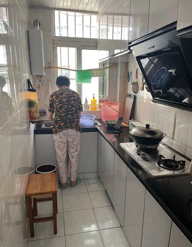 Cụ b&agrave; 75 tuổi sống một m&igrave;nh trong căn nh&agrave; nhỏ: Tự lo từng bữa cơm, b&igrave;nh y&ecirc;n gi&agrave; đi, kh&ocirc;ng l&agrave;m phiền con ch&aacute;u- Ảnh 2.