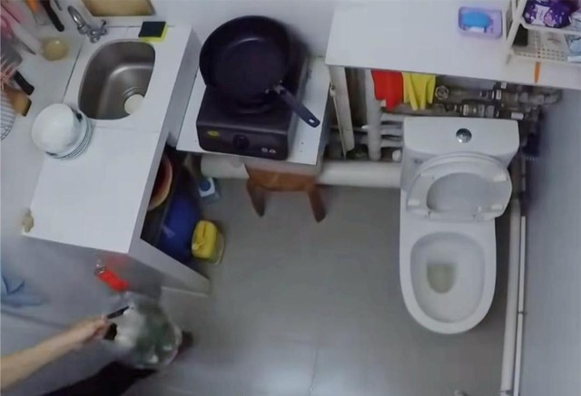 Mẹ đơn thân cùng con gái sống trong "hộp diêm" 5m²: Bếp ngay cạnh bồn cầu, vẫn cố vun vén thành mái ấm- Ảnh 2.
