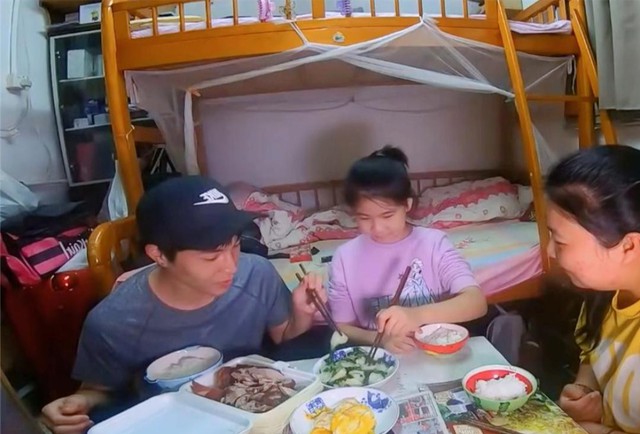 Mẹ đơn thân cùng con gái sống trong "hộp diêm" 5m²: Bếp ngay cạnh bồn cầu, vẫn cố vun vén thành mái ấm- Ảnh 14.