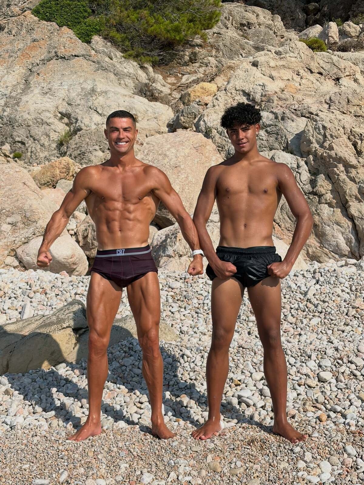 Con trai Ronaldo 16 tuổi cao 1m90, đã ghi hơn 100 bàn thắng - Ảnh 1.