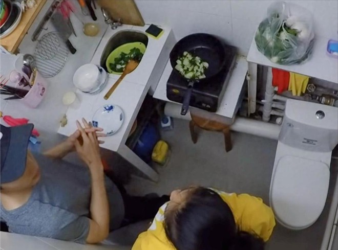 Mẹ đơn thân cùng con gái sống trong "hộp diêm" 5m²: Bếp ngay cạnh bồn cầu, vẫn cố vun vén thành mái ấm- Ảnh 10.