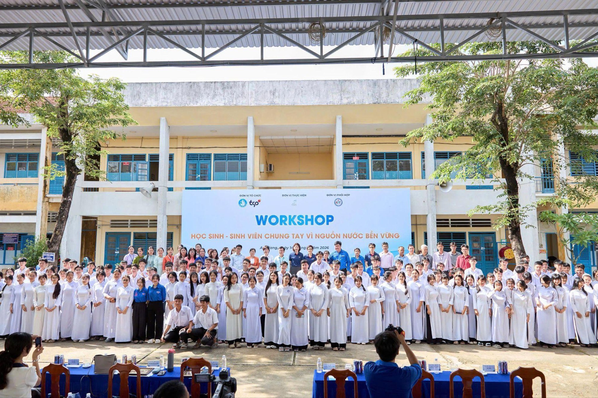 Học sinh An Giang thu gom 3,5 tấn rác thải và lục bình, làm sạch dòng kênh quê hương - Ảnh 4.