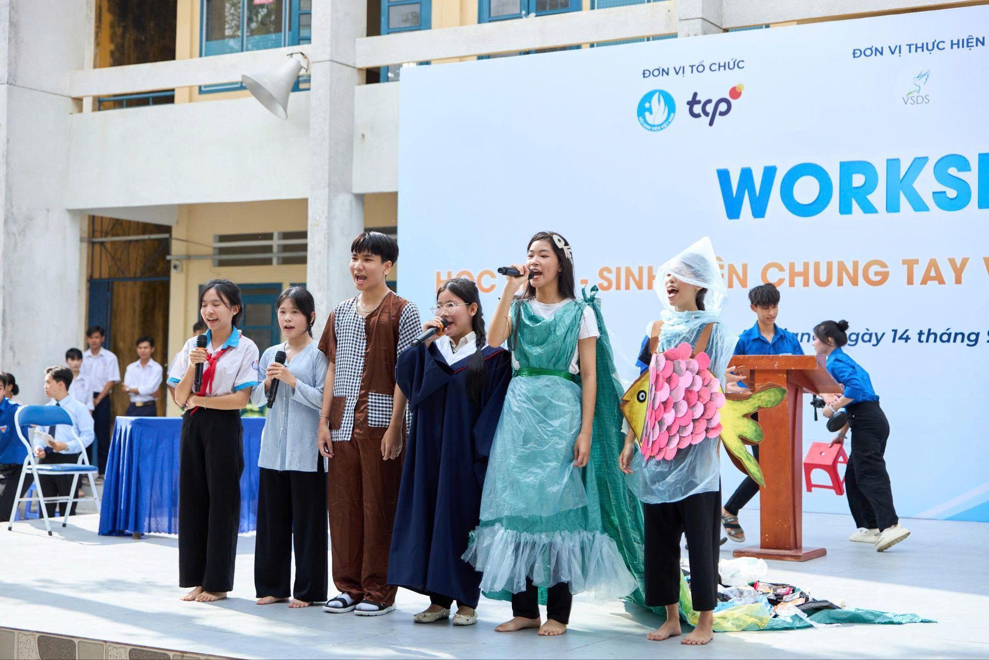 Học sinh An Giang thu gom 3,5 tấn rác thải và lục bình, làm sạch dòng kênh quê hương - Ảnh 6.