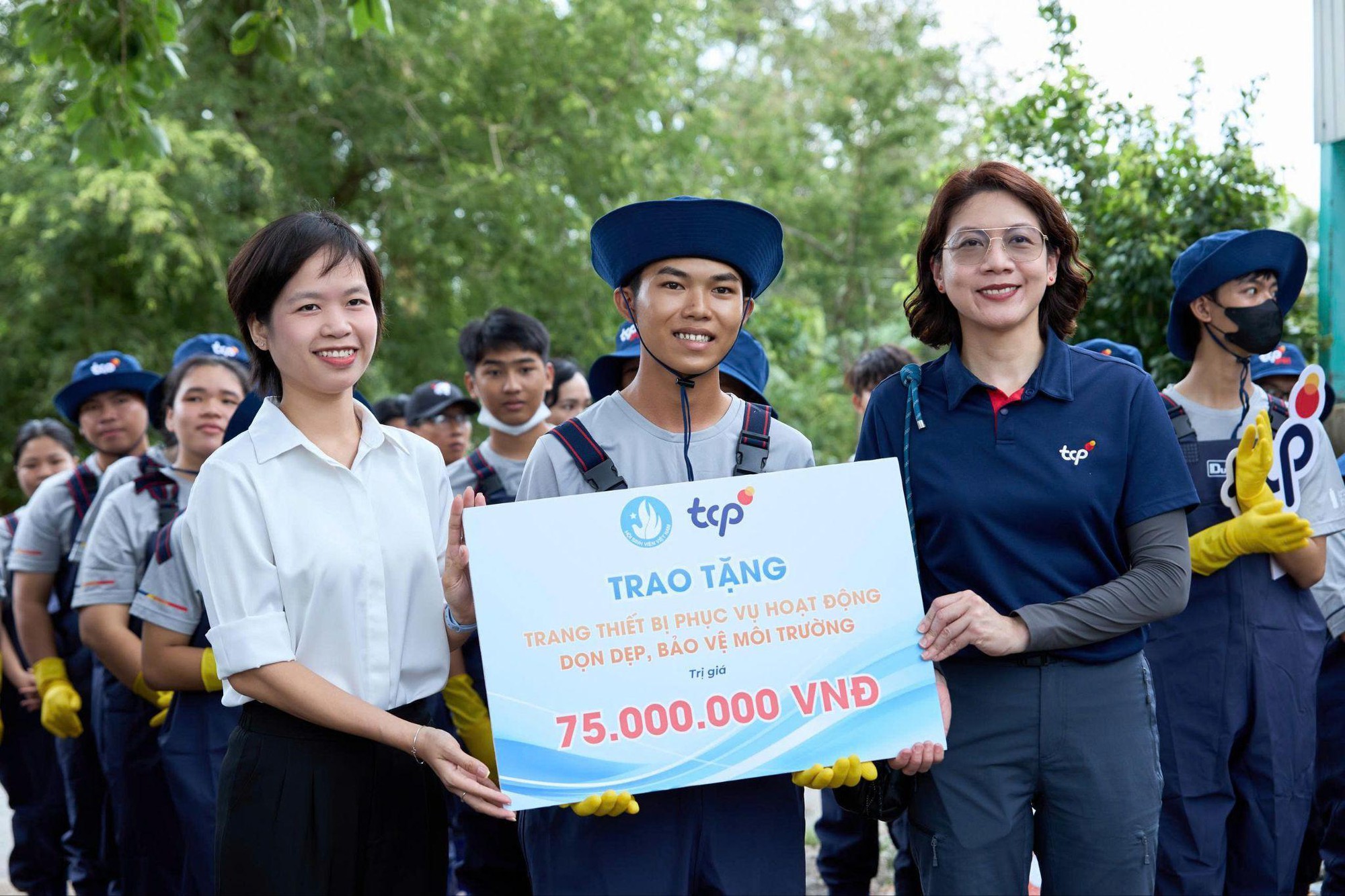 Học sinh An Giang thu gom 3,5 tấn rác thải và lục bình, làm sạch dòng kênh quê hương - Ảnh 8.