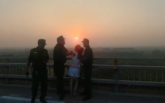 Kịp thời ngăn cản người phụ nữ bế theo ch&aacute;u b&eacute; c&oacute; &yacute; định tự tử tại cầu Nhật T&acirc;n - Ảnh 1.